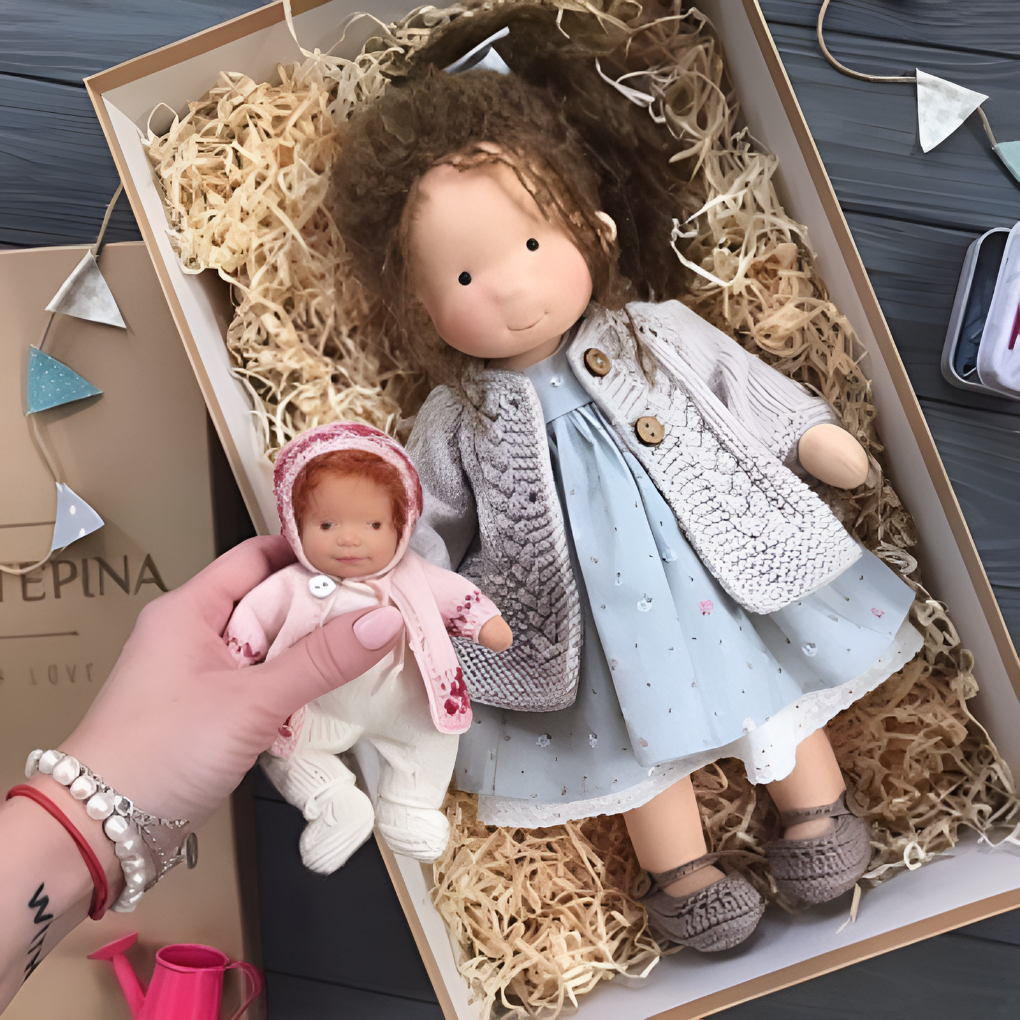 Poupée Waldorf en coton biologique, assurant un contact sain et doux avec la peau de l'enfant.