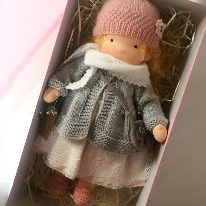 Poupée Waldorf pour stimuler la narration et l'élaboration de mondes imaginaires.