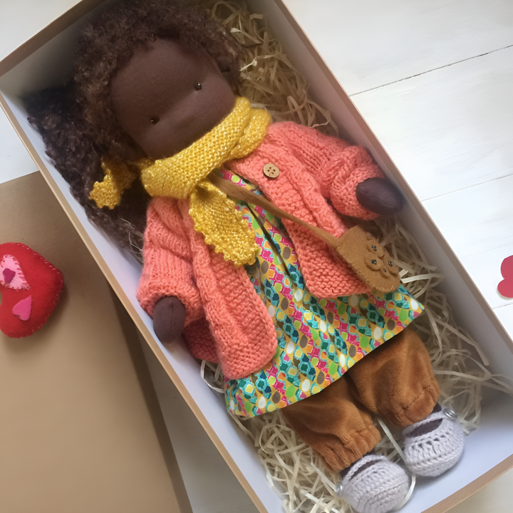 Poupée Waldorf en laine et coton, un compagnon fidèle pour les aventures quotidiennes.