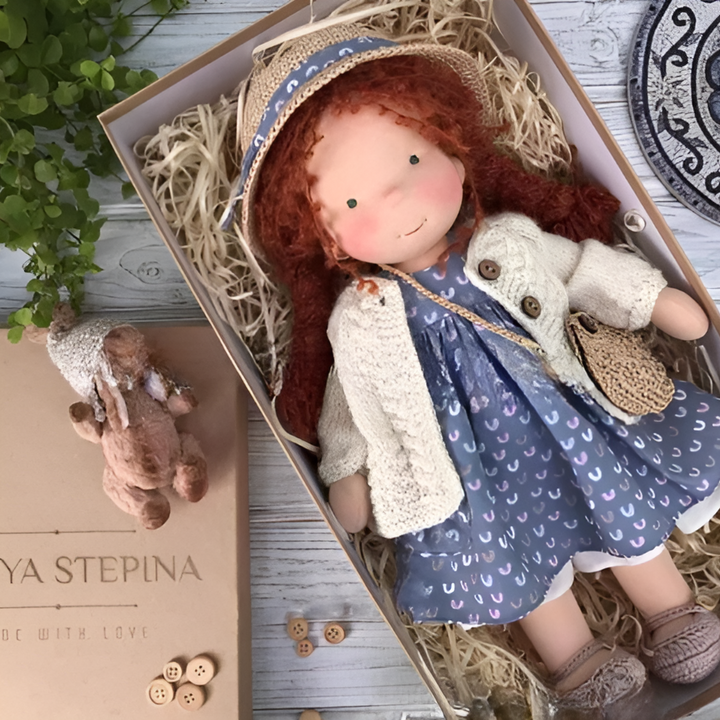 Poupée Waldorf simple et belle, invitant l'enfant à la prendre dans ses bras.