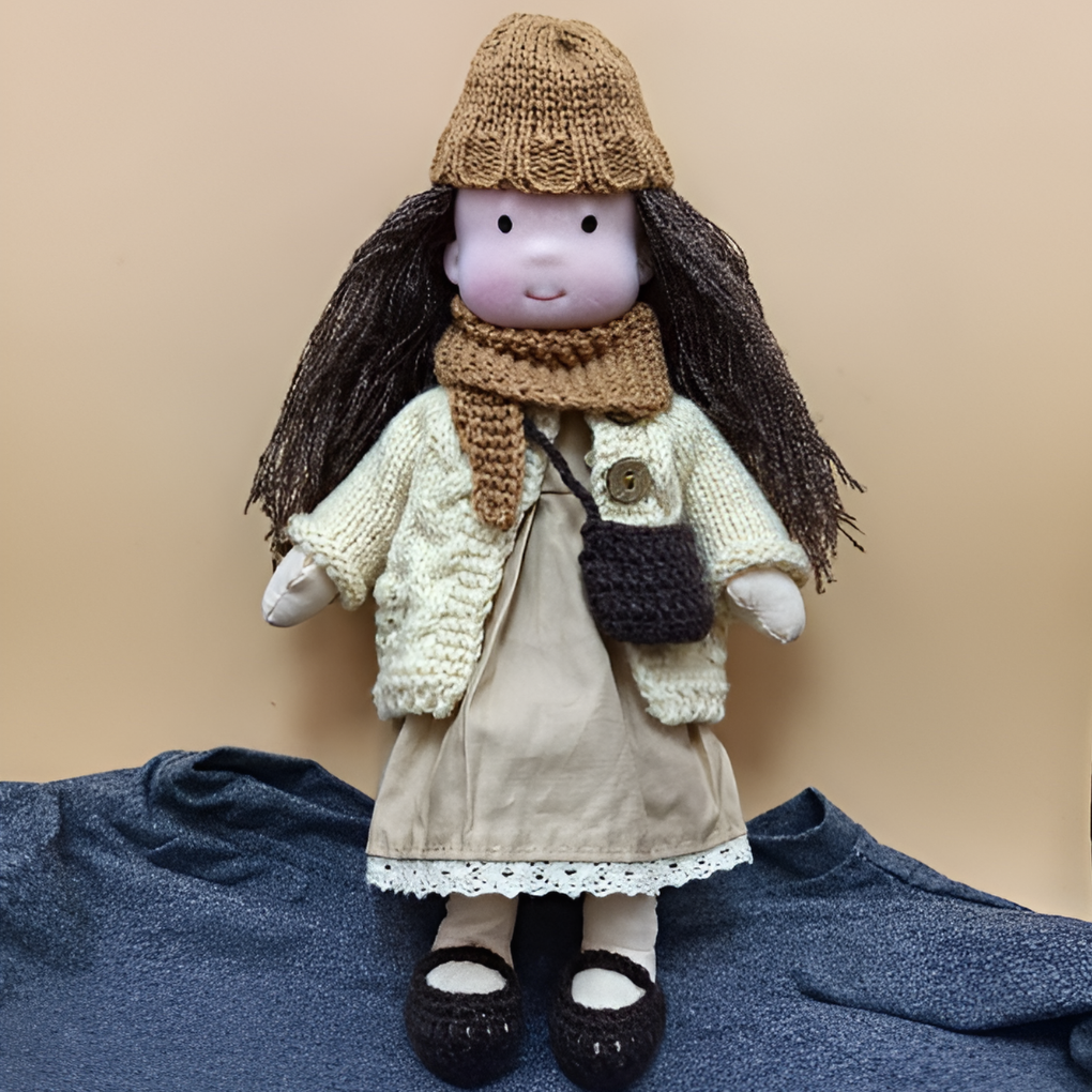 Poupée Waldorf en coton et laine, un compagnon de jeu réconfortant pour chaque enfant.