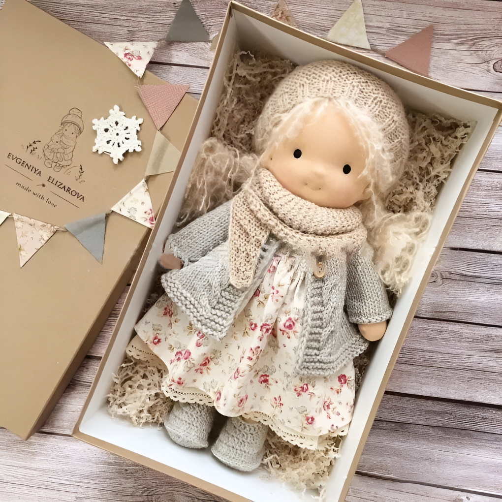 Poupée Waldorf en fibres naturelles (coton, laine), sûre et hypoallergénique pour bébés.