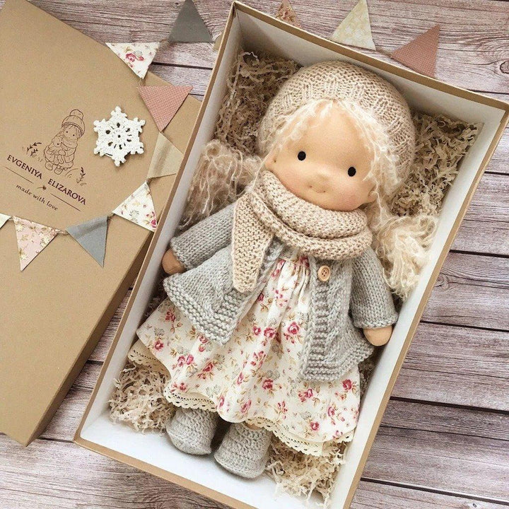 Cadeau idéal: poupée Waldorf artisanale douce et naturelle pour enfant, jouet durable en textile éthique.