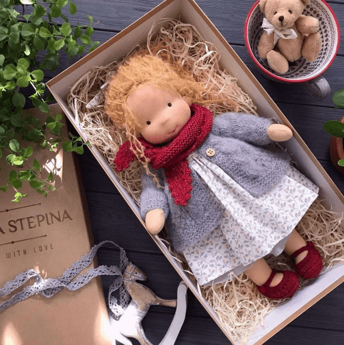 Jouet poupée Waldorf artisanale, durable et confectionnée avec des matériaux naturels pour les enfants.