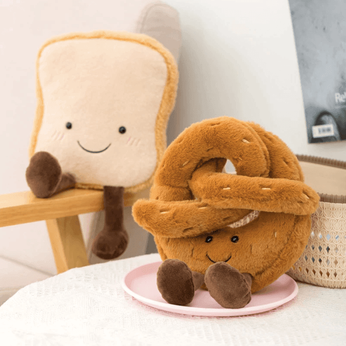 Doudou peluche pain au chocolat moelleux, thème boulangerie, parfait comme cadeau doux pour enfant.