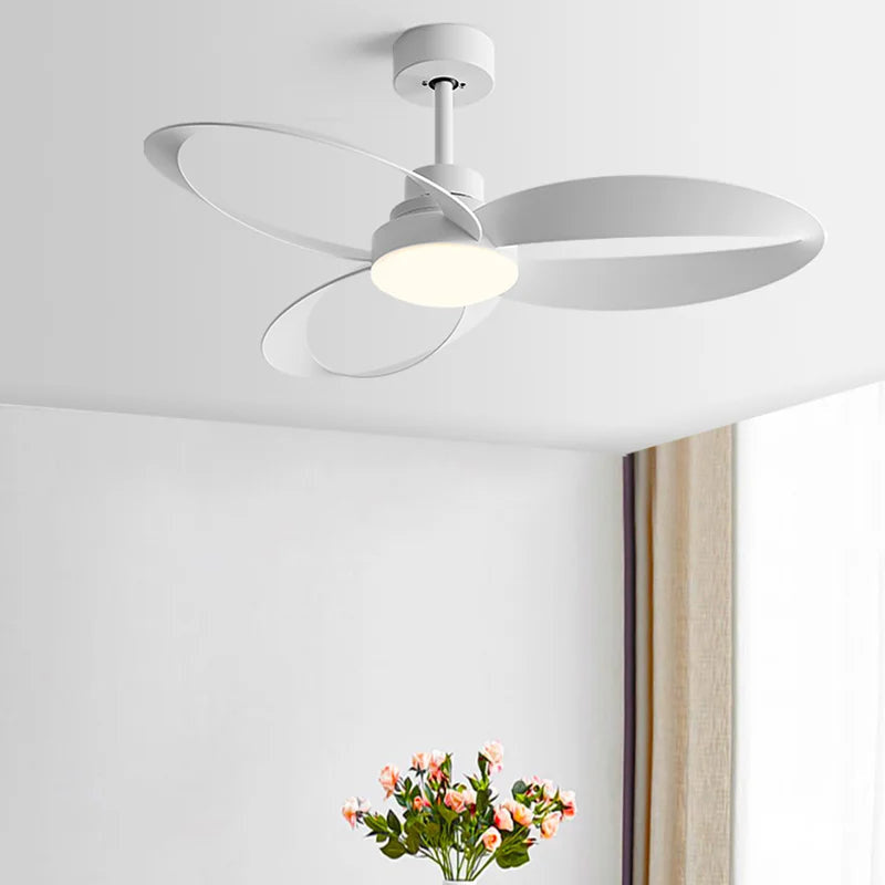 Design moderne ventilateur plafond avec lumière LED intégrée, améliore l'intérieur du salon.