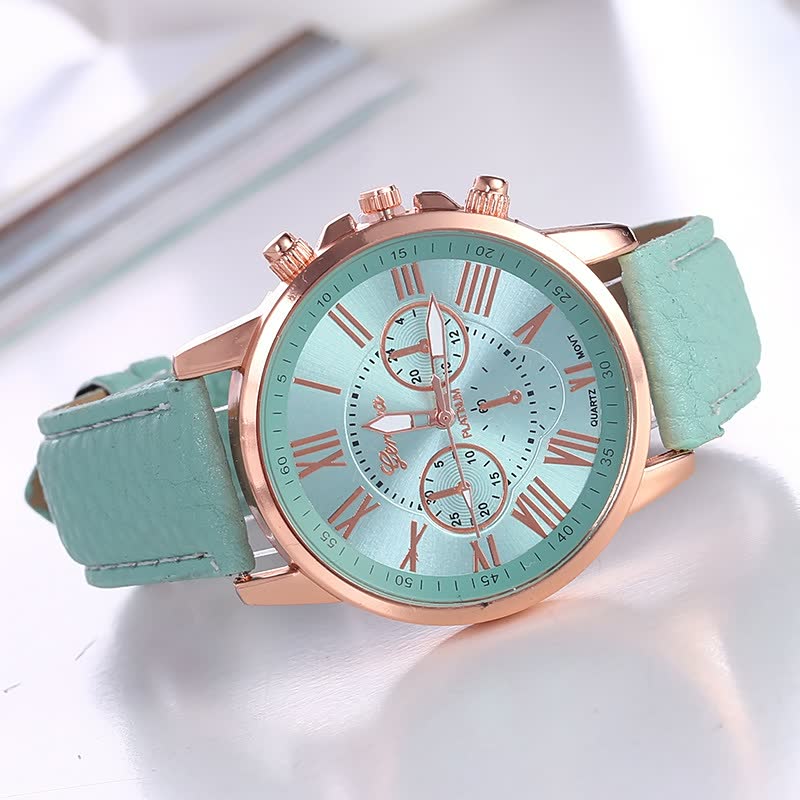 Détail montre femme élégante, fermoir discret. Bracelet classique et intemporel pour un look raffiné et sophistiqué.