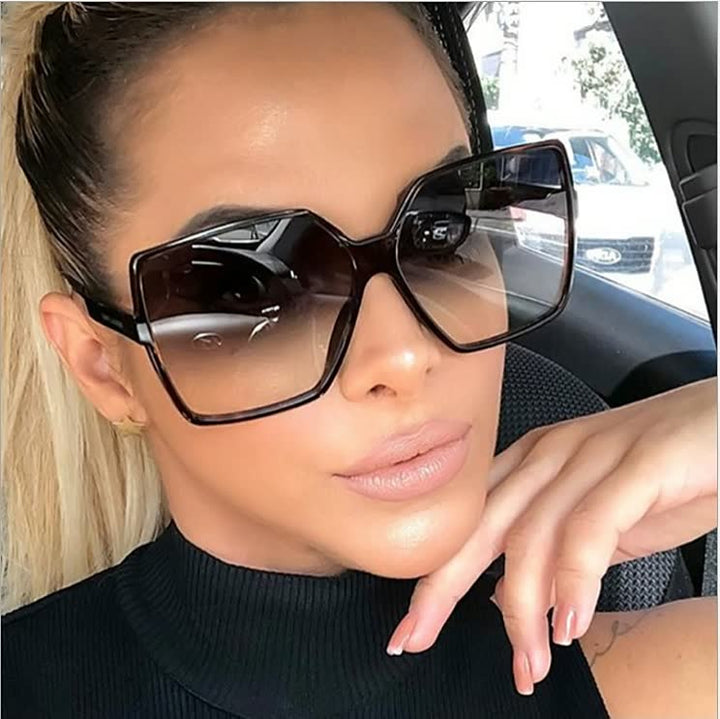 Lunettes de soleil femme, mode et protection UV. L'accessoire chic et tendance de l'été.
