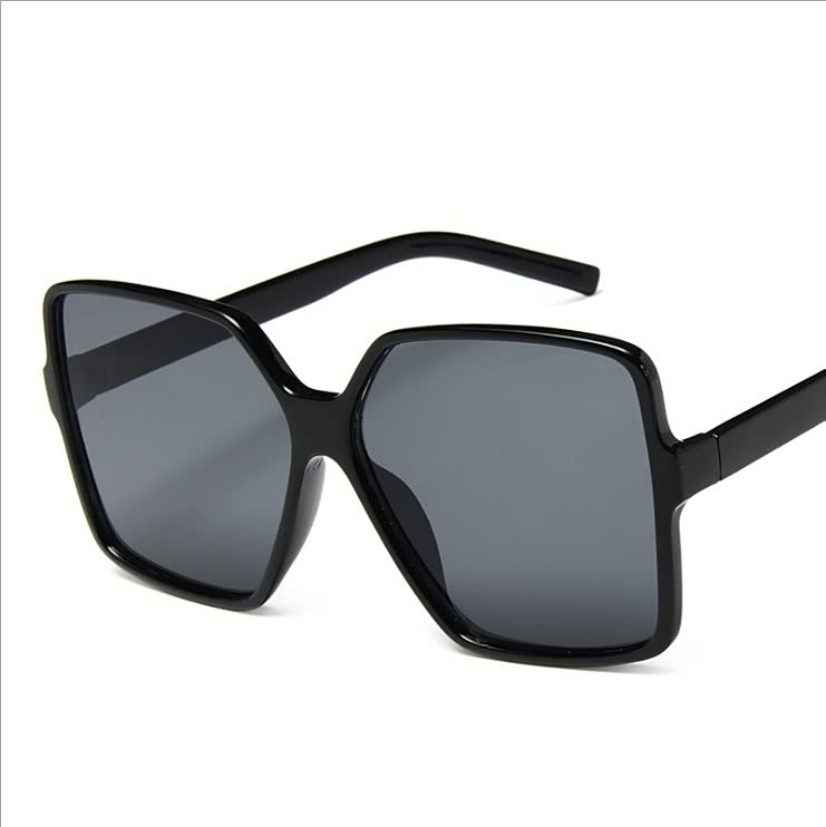 Élégantes lunettes de soleil femme, protection UV indispensable pour un look tendance cet été.
