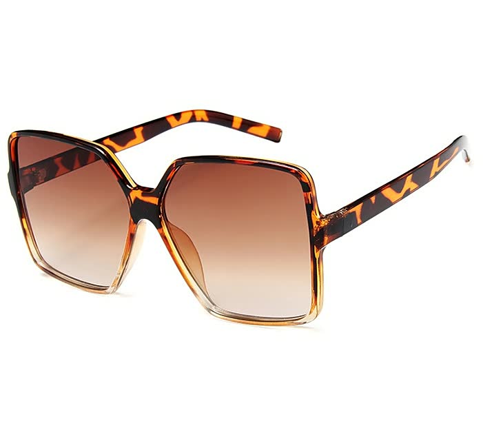 Accessoire de mode femme : lunettes de soleil chic et tendance avec protection UV pour l'été.