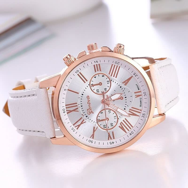 Montre femme classique élégante, cadran intemporel et aiguilles fines. Bijou chic pour poignet raffiné.