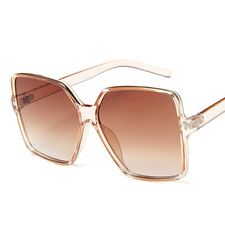Optique de qualité : lunettes de soleil femme chic, un accessoire tendance pour l'été.