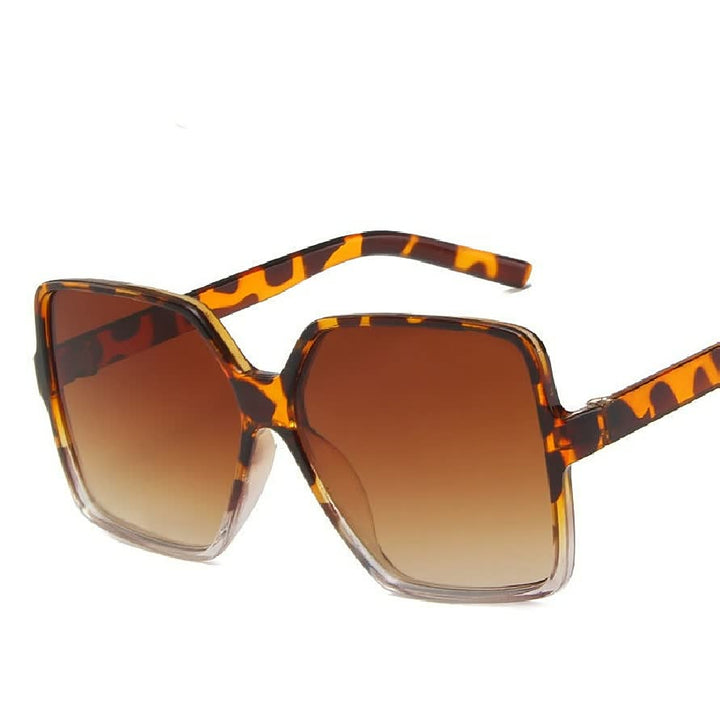 Lunettes de soleil femme élégantes, design moderne et protection UV de qualité pour un look tendance.