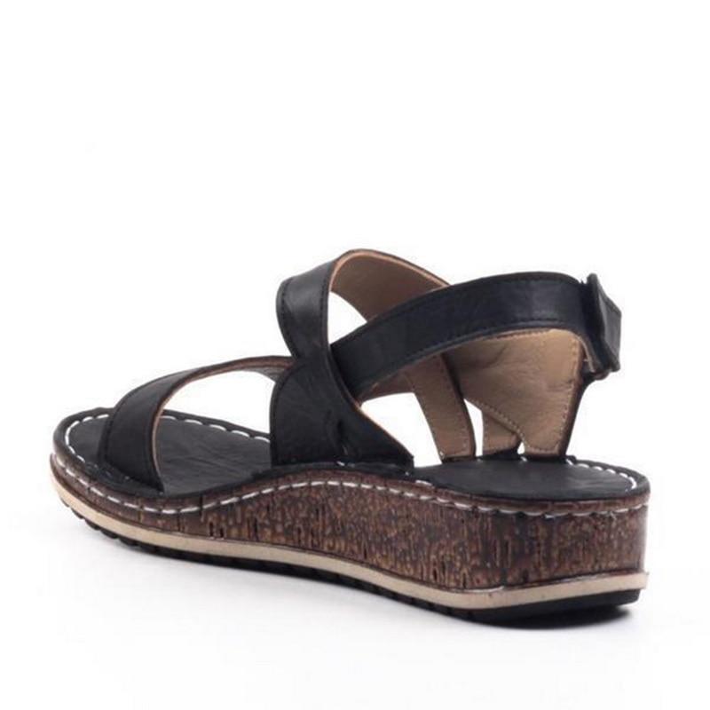 Paire de sandales d'été femme confortables avec semelle compensée, idéales pour le bien-être des pieds.