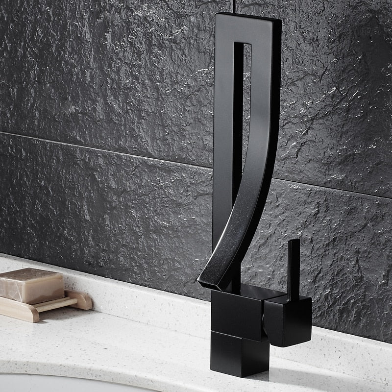 Robinet de lavabo moderne et élégant, parfait pour une salle de bain contemporaine.