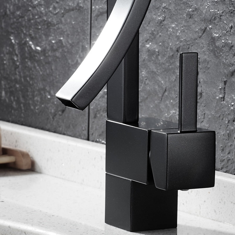 Robinet de lavabo à col de cygne moderne, design élégant pour salle de bain sophistiquée.