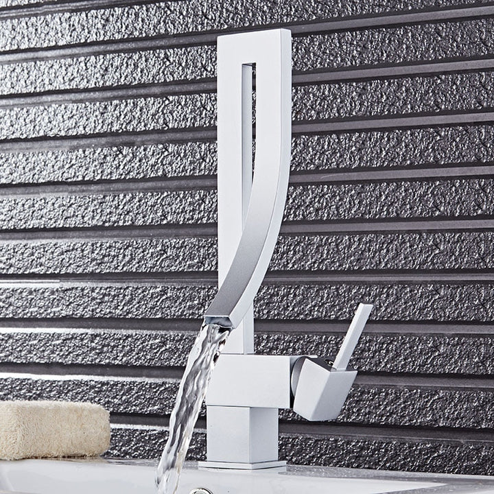 Robinet de lavabo contemporain en laiton brossé, ajoutant une touche luxueuse à votre bain.