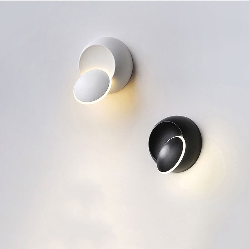 Applique murale LED moderne orientable 360° pour éclairage intérieur. Design épuré, économie d'énergie.