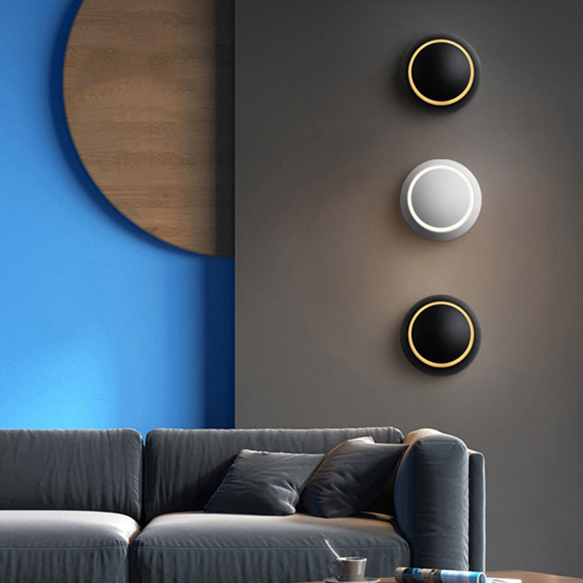 Applique murale LED moderne et élégante pour salon ou chambre. Éclairage intérieur design et ajustable 360°.