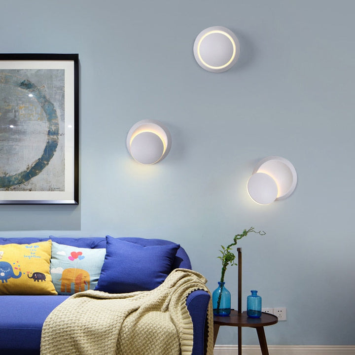 Applique murale LED design pour couloir, éclairage 360 degrés, moderne et efficace pour l'intérieur.