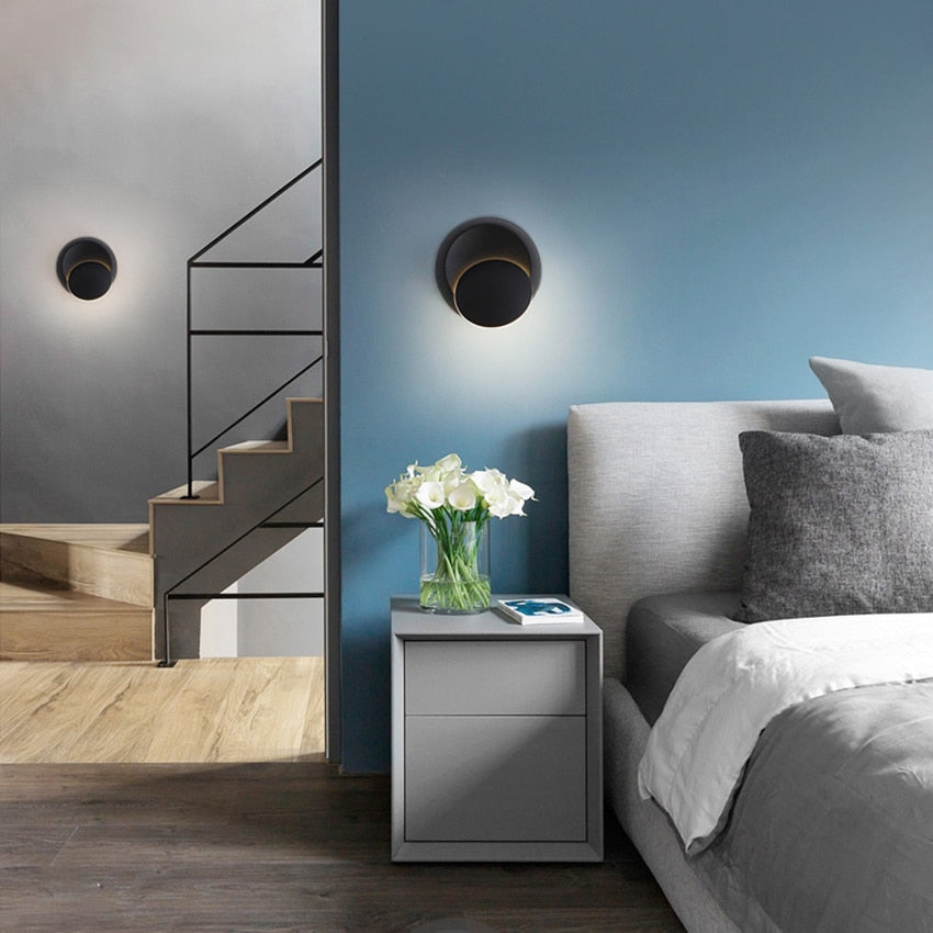 Applique murale LED design, orientable 360°, idéale pour un éclairage ajustable et moderne dans le salon/chambre.