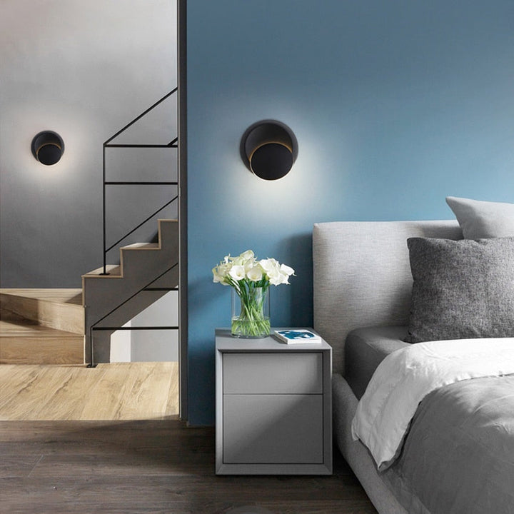 Applique murale LED design, orientable 360°, idéale pour un éclairage ajustable et moderne dans le salon/chambre.