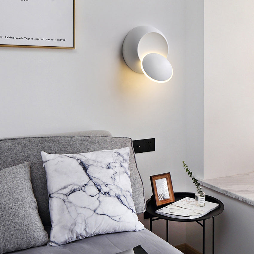 Applique murale LED moderne avec éclairage intérieur blanc chaud/froid, design ajustable 360 degrés.
