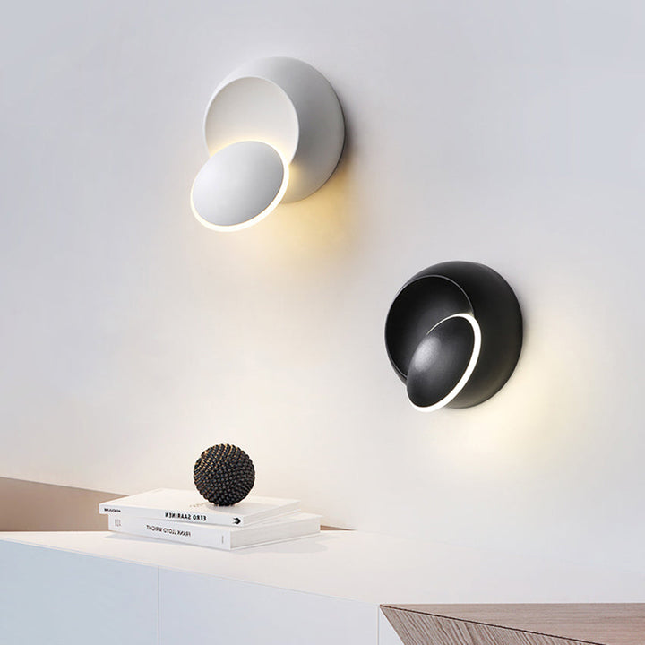 Applique murale LED design pour salon, éclairage intérieur 360 degrés, moderne et économe en énergie.