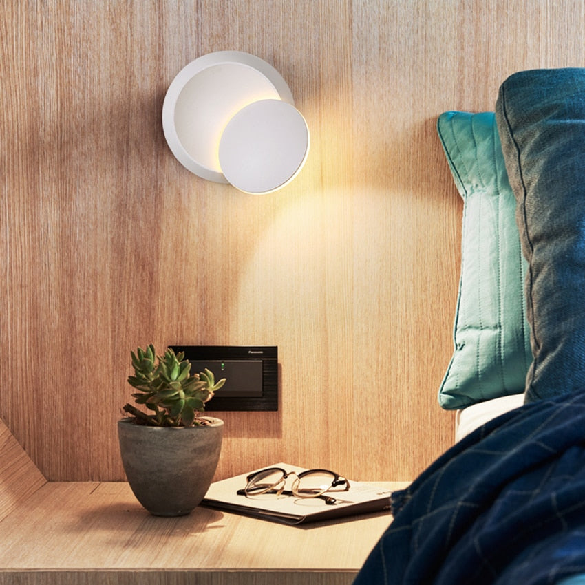 Applique murale LED moderne et ajustable 360°, idéale pour un éclairage polyvalent et design dans chaque pièce.