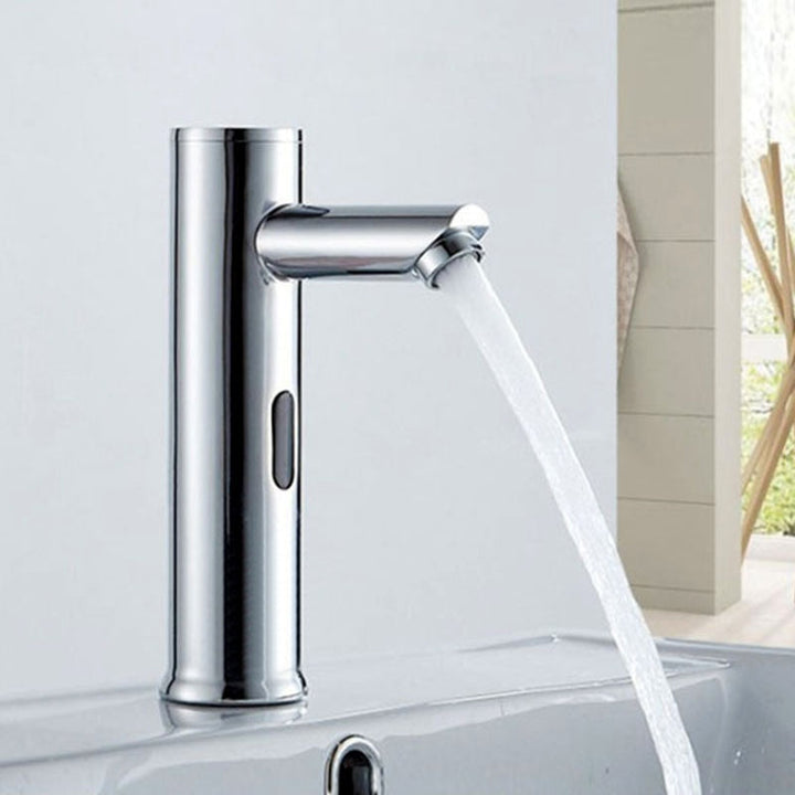Design élégant du robinet sans contact, idéal pour salle de bain contemporaine.