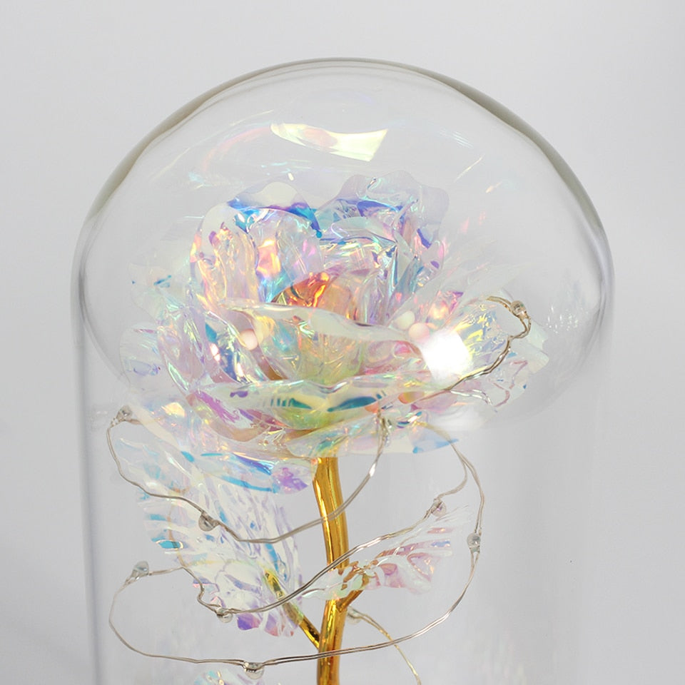 Décoration de LuxeBloom: rose éternelle LED sous cloche, lumière douce et romantique.