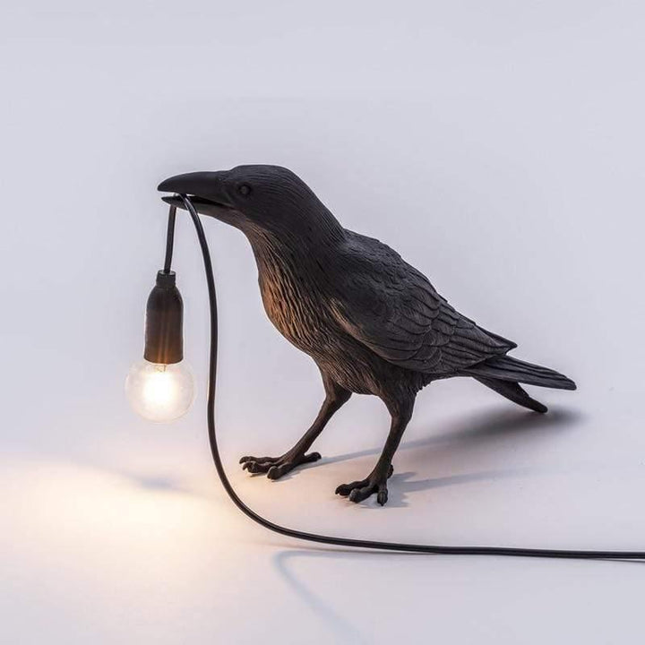 Lampe de table LED RavenAura, corbeau noir élégant, lumière douce pour ambiance magique.