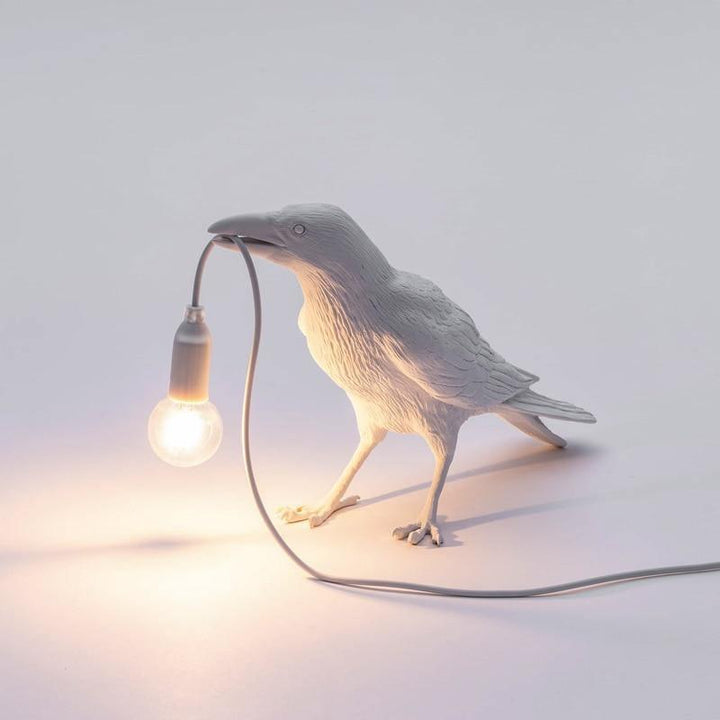 Éclairage décoratif RavenAura, corbeau créant une ambiance mystique, idéal pour décoration intérieure.