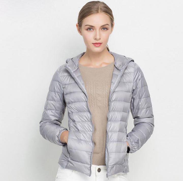 Doudoune légère femme à capuche, parfaite pour la mi-saison. Confortable et élégante.