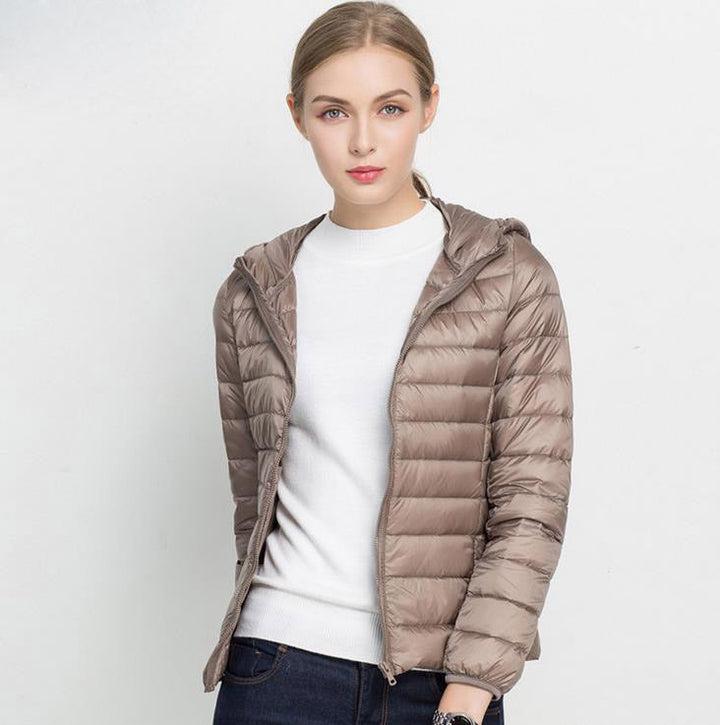 Veste doudoune femme mi-saison avec capuche. Idéale pour le printemps et l'automne, très légère.