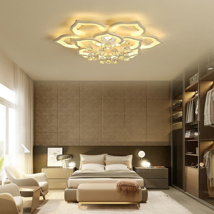 Plafonnier cristal dimmable en forme de fleur de lotus. Éclairage design intérieur pour une chambre ou un salon.