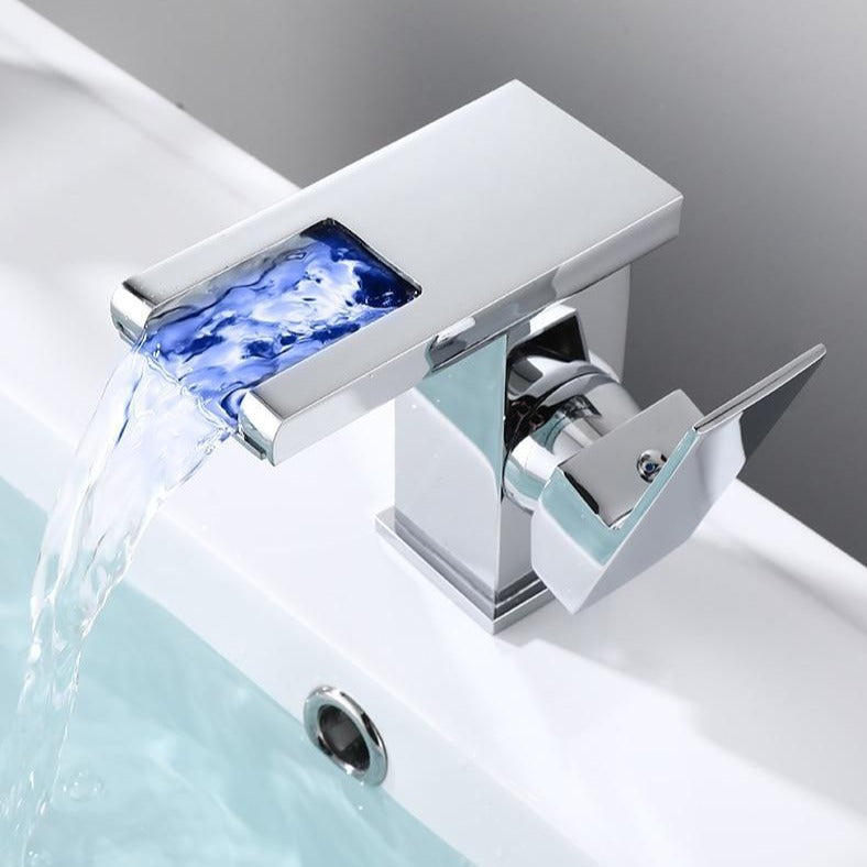 Robinet LED moderne pour salle de bain, affichant la température de l'eau par couleur. Design innovant.