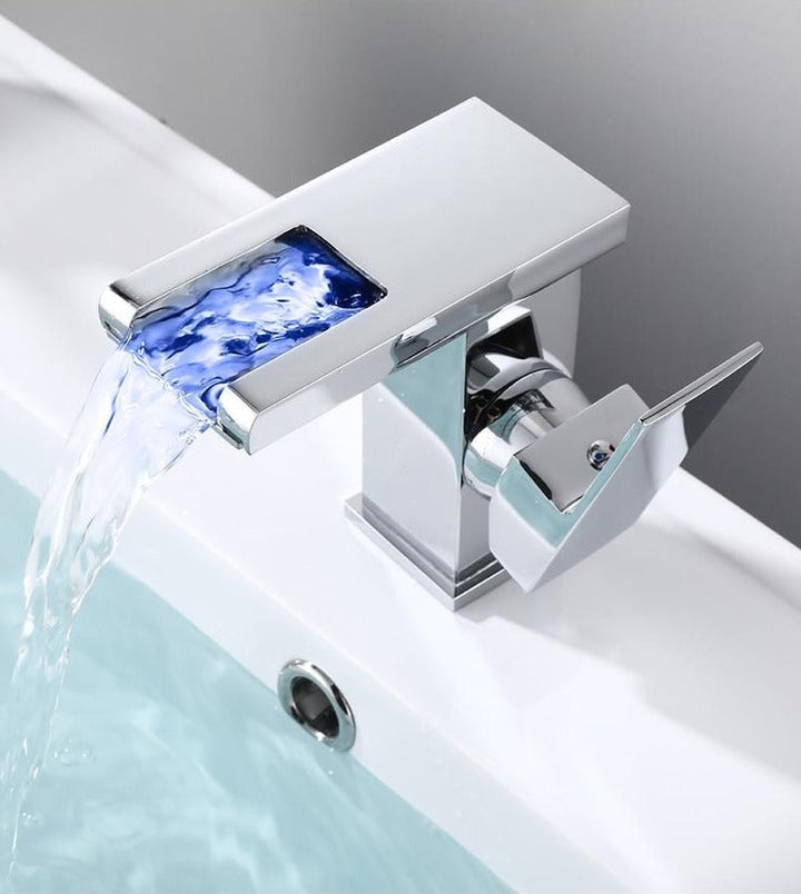 Robinet de salle de bain LED avec affichage intuitif de la température par couleur. Idéal pour toute famille.