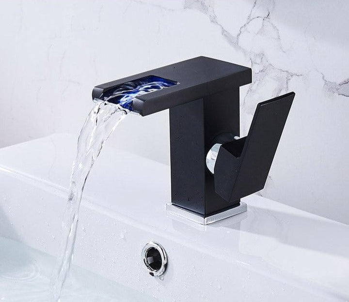 Robinet de lavabo moderne avec technologie LED intégrée pour un éclairage couleur de la température de l'eau.