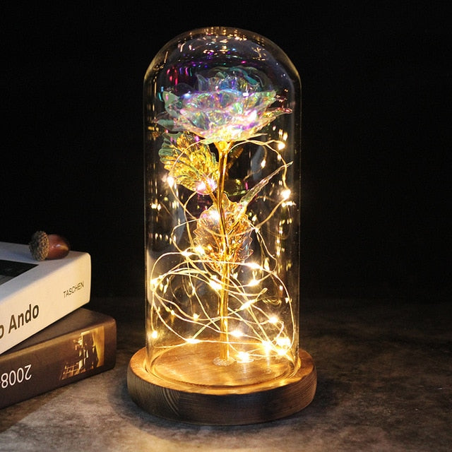 Rose stabilisée sous cloche en verre, illuminée par LED, décoration de luxe.
