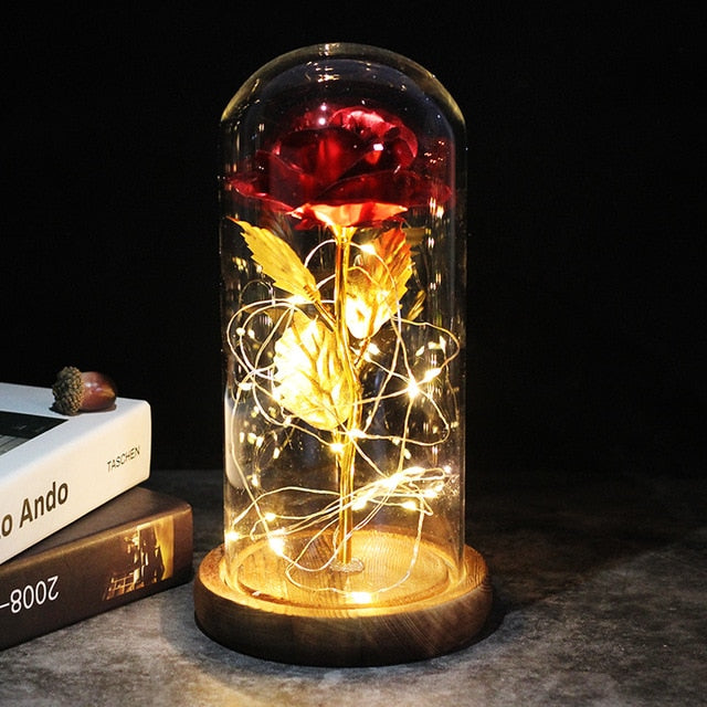 Rose enchantée LED sous dôme en verre, symbole d'amour et d'élégance éternelle.