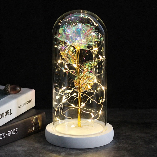Rose LED sous cloche, apportant lumière et élégance à votre bureau ou maison.