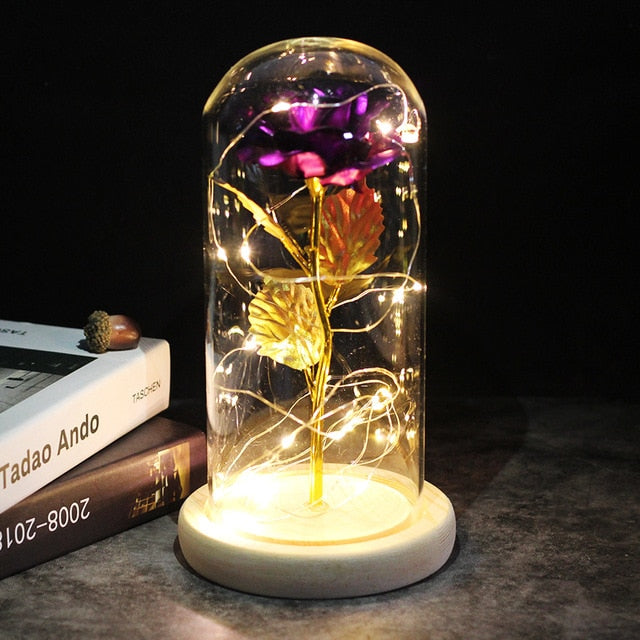 Superbe rose éternelle avec LED, parfaite pour une décoration de mariage ou événement.