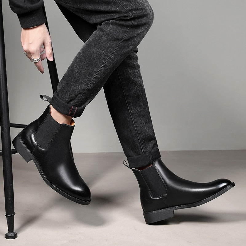 Bottines élégantes homme style italien raffiné, parfaites pour automne-hiver. Cuir de qualité, confort chic.