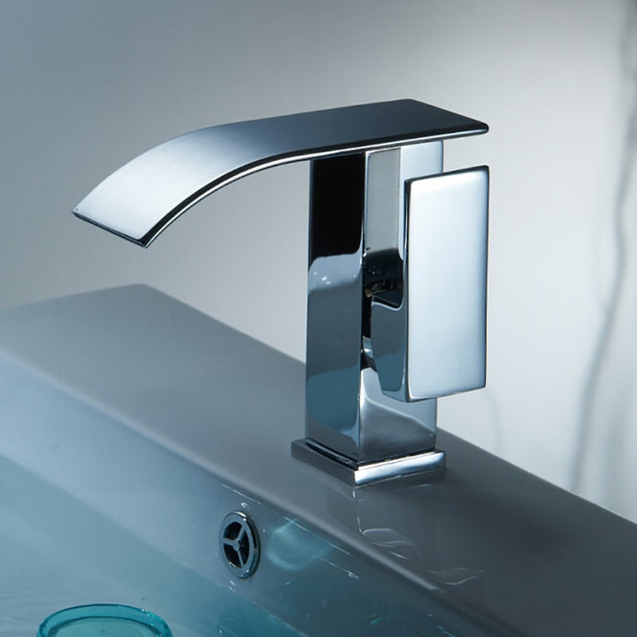 Découvrez notre robinet cascade élégant, parfait pour un lavabo de salle de bain luxueux.
