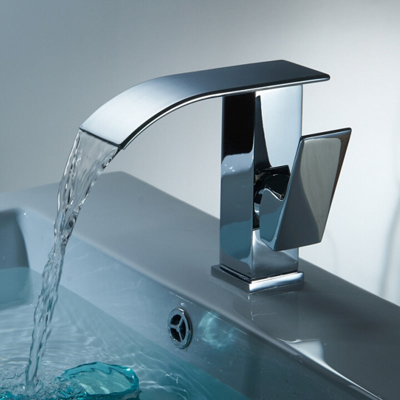 Bec cascade élégant de robinet mitigeur pour lavabo. Finition laiton moderne pour salle de bain.