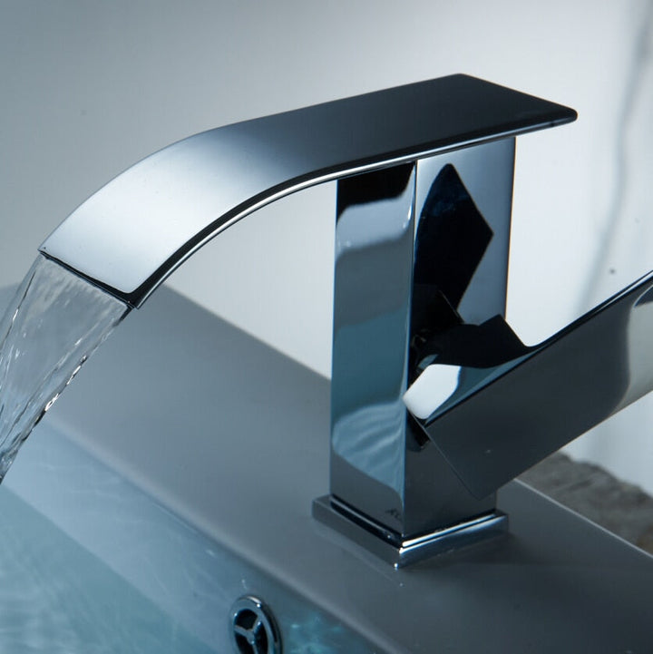 Robinet de salle de bain cascade en laiton. Mitigeur luxe et moderne pour lavabo design.