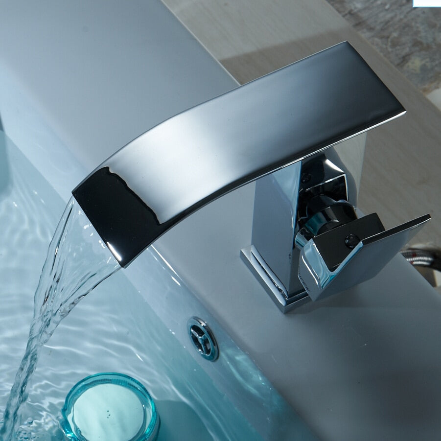 Robinet cascade luxe en laiton brossé pour salle de bain. Style moderne et épuré.