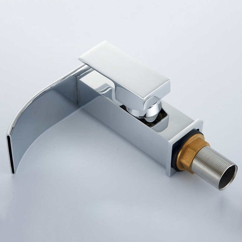 Ce robinet cascade élégant en laiton offre une touche de luxe moderne à votre salle de bain.