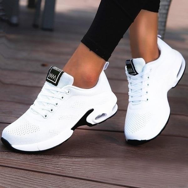 Chaussures sport femme légères et respirantes avec semelle amovible pour un amorti optimal et un confort supérieur.